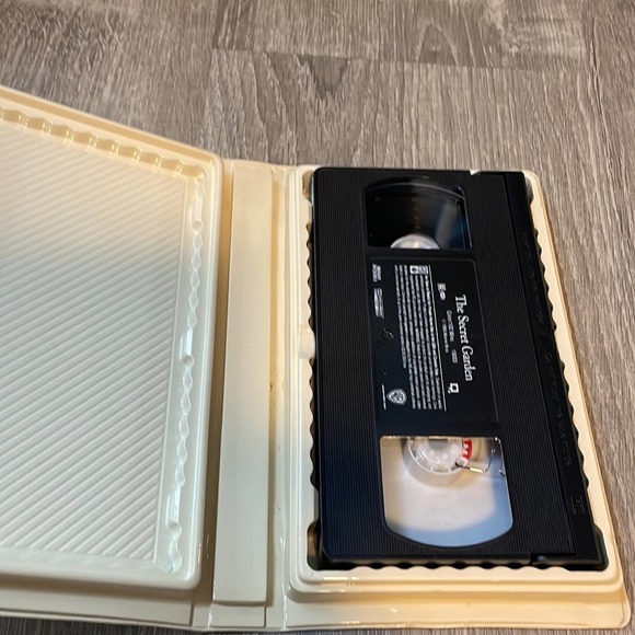 Secret Garden & Chitty Chitty Bang Bang, clamshell, VHS, bundle - Picture 3 of 4